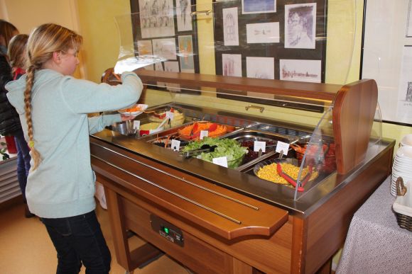 Das Salatbüfett im Schulcafé